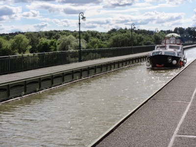 Ein Schiff quert die Loire über die Pont Canal